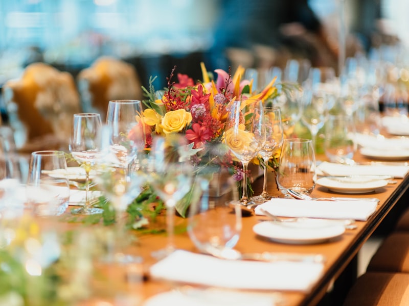 Table dressée avec vaisselle et décoration florale